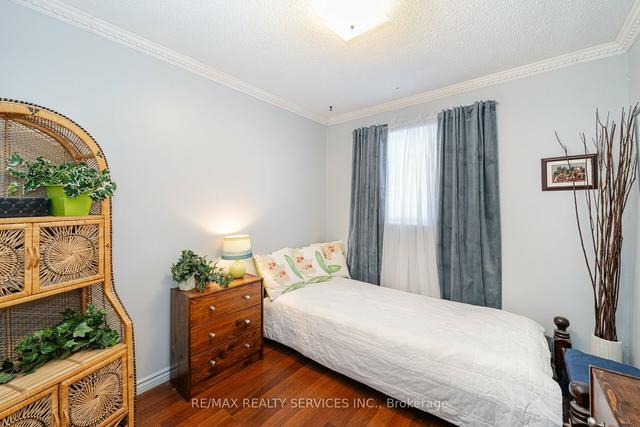 160 Moregate Cres, Townhouse with 3 bedrooms, 2 bathrooms and 2 parking in Brampton ON | Image 2