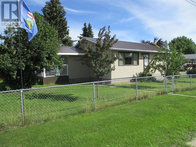 302 4th Avenue Ne, House detached with 3 bedrooms, 2 bathrooms and 2 parking in Manning AB | Card Image