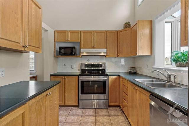 211 Gladeview Private, Townhouse with 2 bedrooms, 3 bathrooms and 4 parking in Ottawa ON | Image 7