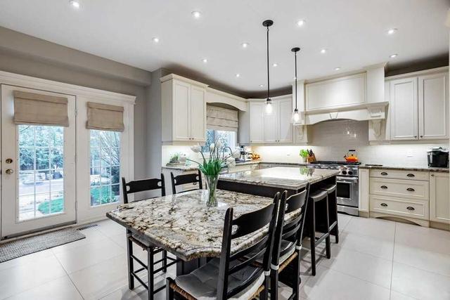 5460 Planters Wood Crt, House detached with 4 bedrooms, 3 bathrooms and 6 parking in Mississauga ON | Image 4