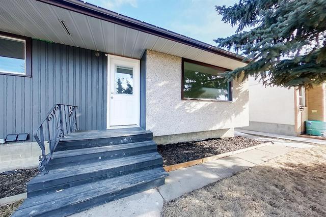 5614 41 Street, House detached with 5 bedrooms, 2 bathrooms and 1 parking in Red Deer AB | Image 2
