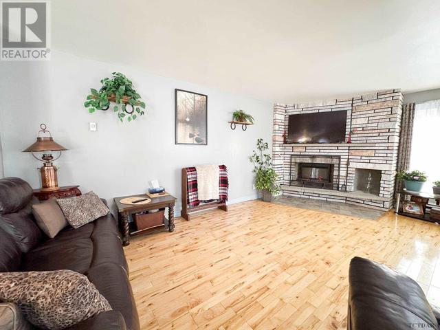 367 Timmins Ave, House detached with 5 bedrooms, 2 bathrooms and null parking in Black River Matheson ON | Image 10