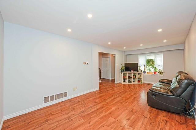 6 - 1020 Central Park Dr, Townhouse with 3 bedrooms, 2 bathrooms and 1 parking in Brampton ON | Image 4