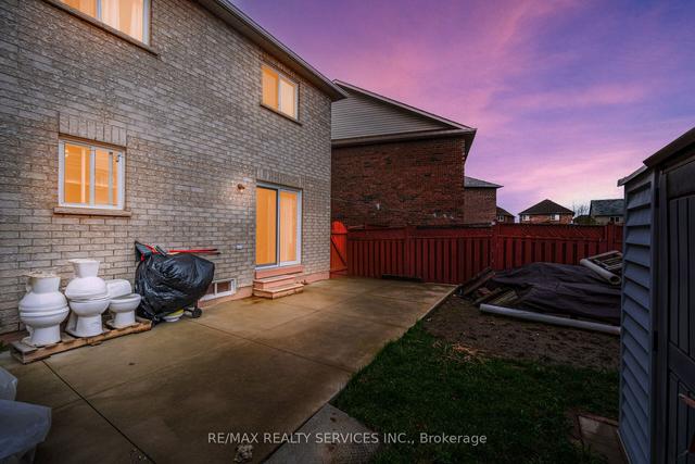 22 Slessor Lane, House detached with 3 bedrooms, 4 bathrooms and 4 parking in Brampton ON | Image 33