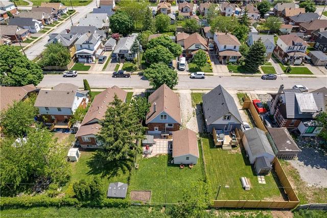 4739 Sixth Avenue, House detached with 3 bedrooms, 1 bathrooms and 4 parking in Niagara Falls ON | Image 2
