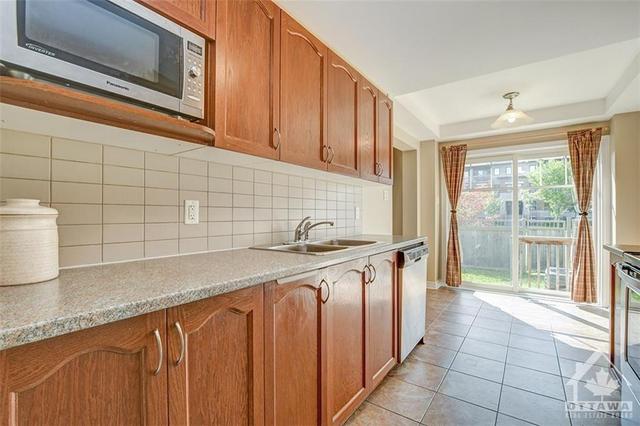 195 Mancini Way, Townhouse with 3 bedrooms, 3 bathrooms and 3 parking in Ottawa ON | Image 11