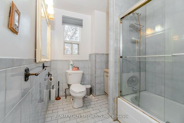 52 Hendrick Ave, House detached with 3 bedrooms, 2 bathrooms and 1 parking in Toronto ON | Image 4