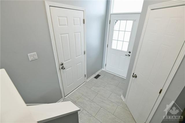 1804 Hennessy Crescent, Townhouse with 3 bedrooms, 2 bathrooms and 3 parking in Ottawa ON | Image 2
