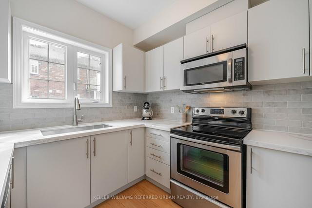 35 Philpott Gdns, Townhouse with 3 bedrooms, 3 bathrooms and 1 parking in Toronto ON | Image 2