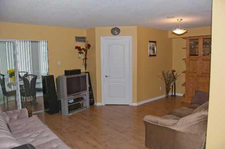 405 - 115 Hillcrest Ave, Condo with 2 bedrooms, 1 bathrooms and 1 parking in Mississauga ON | Image 2
