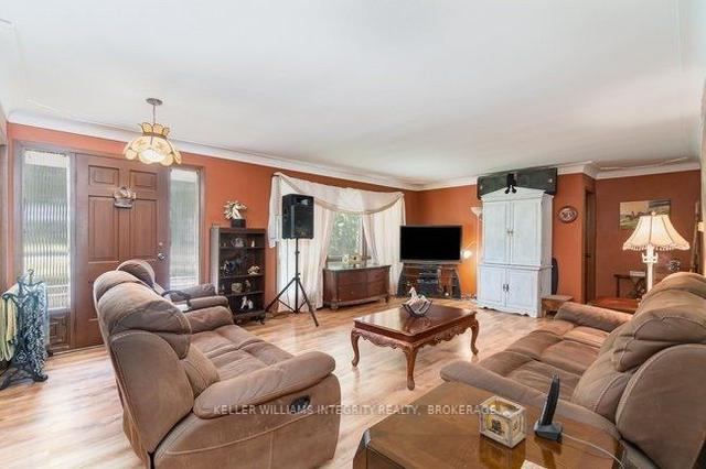 5801 Bossert Rd, House detached with 2 bedrooms, 1 bathrooms and 7 parking in Niagara Falls ON | Image 7