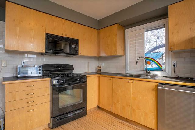 866 Pape Ave, House attached with 3 bedrooms, 3 bathrooms and null parking in Toronto ON | Image 9