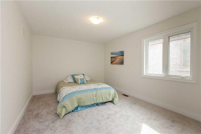 33 Cole Cres, House attached with 3 bedrooms, 3 bathrooms and 1 parking in Brantford ON | Image 5