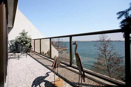 th415 - 99 Harbour Sq, Townhouse with 2 bedrooms, 3 bathrooms and 2 parking in Toronto ON | Image 2