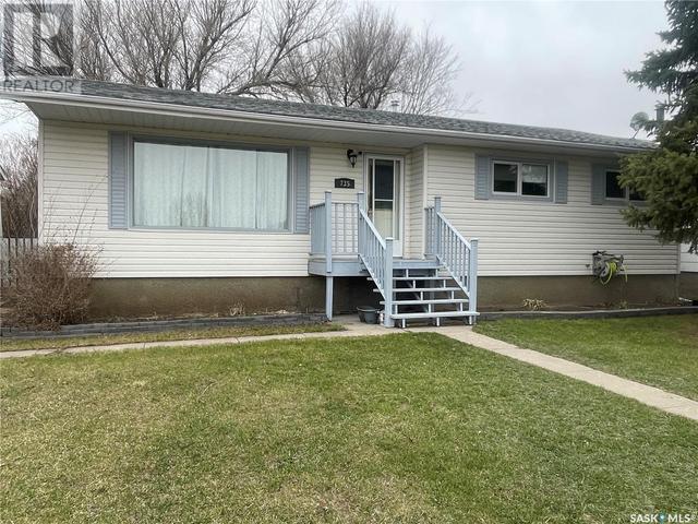 735 Jasper Street, House detached with 4 bedrooms, 3 bathrooms and null parking in Maple Creek SK | Image 2