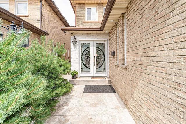 12 Schubert Cres, House detached with 3 bedrooms, 4 bathrooms and 3 parking in Brampton ON | Image 2
