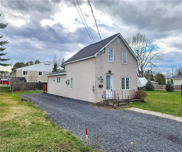38 Broad Street, House detached with 2 bedrooms, 1 bathrooms and 3 parking in South Glengarry ON | Image 25