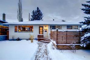 2228 Langriville Drive Sw, House detached with 4 bedrooms, 2 bathrooms and 2 parking in Calgary AB | Image 12
