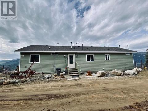 1077 Clearwater Valley Rd, House detached with 3 bedrooms, 2 bathrooms and null parking in Clearwater BC | Card Image