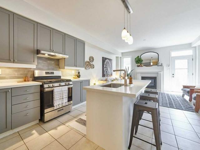 33 Whistle Post St, House semidetached with 3 bedrooms, 3 bathrooms and 1 parking in Toronto ON | Image 2
