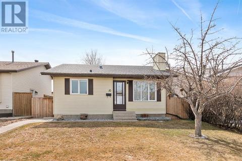 10 Everitt Crescent, House detached with 3 bedrooms, 2 bathrooms and 1 parking in Red Deer AB | Card Image