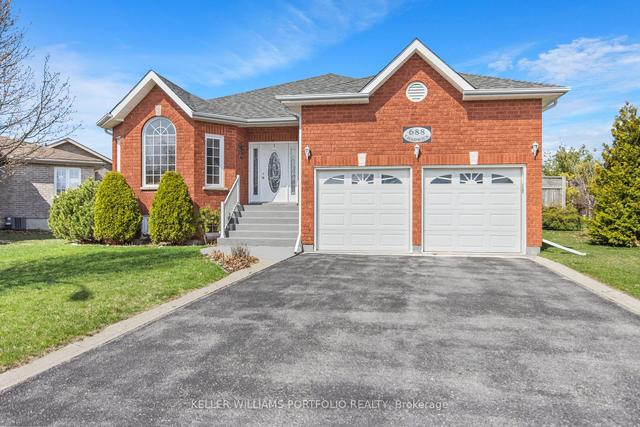 688 Chadwick Crt, House detached with 3 bedrooms, 2 bathrooms and 6 parking in Kingston ON | Image 1