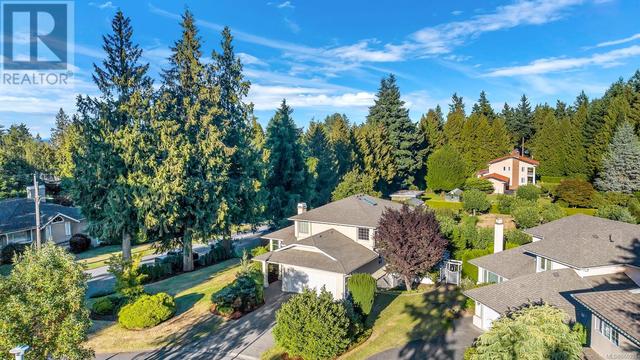 5199 Walema Crt, House detached with 5 bedrooms, 4 bathrooms and 4 parking in Saanich BC | Image 4