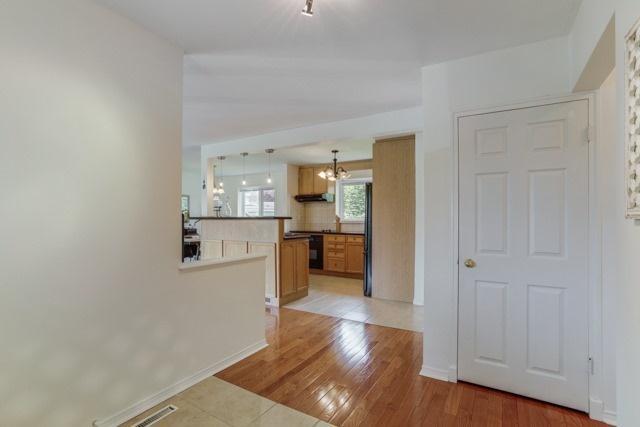 28 Broadleaf Rd, House detached with 3 bedrooms, 2 bathrooms and 5 parking in Toronto ON | Image 3