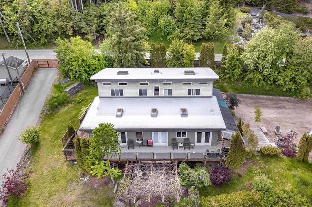 427 - 429 Old Spallumcheen Road, House detached with 4 bedrooms, 4 bathrooms and 10 parking in Columbia Shuswap E BC | Image 2
