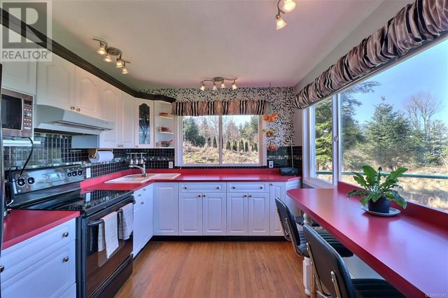 1012 Oliview Dr, House detached with 3 bedrooms, 1 bathrooms and 4 parking in Mount Waddington C BC | Image 7