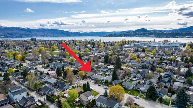 2238 - 2240 Aberdeen Street, House detached with 4 bedrooms, 2 bathrooms and 4 parking in Kelowna BC | Image 2