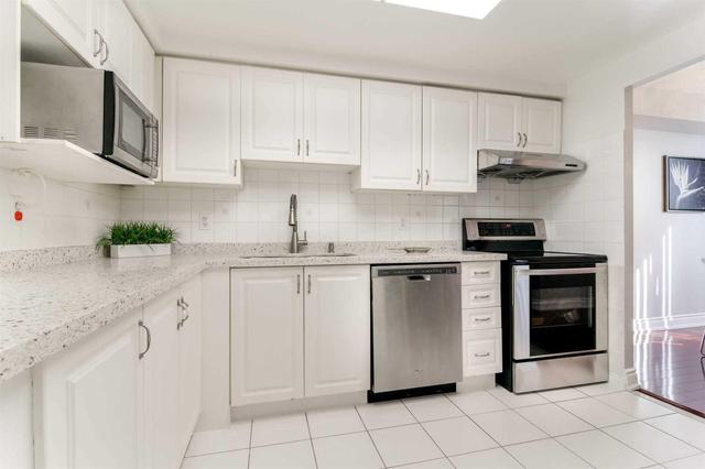 1011 - 135 Hillcrest Ave, Condo with 2 bedrooms, 2 bathrooms and 1 parking in Mississauga ON | Image 9