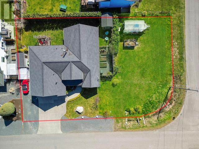 Note additional yard space with side street access with room for detached shop or carriage house. Lot lines approximate. | Image 2