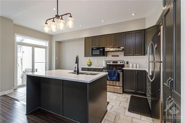 317 Livery Street, Townhouse with 3 bedrooms, 3 bathrooms and 3 parking in Ottawa ON | Image 6