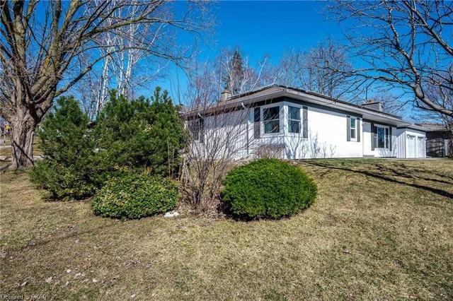 86 Hospital Dr, House detached with 3 bedrooms, 2 bathrooms and 3 parking in Peterborough ON | Image 4