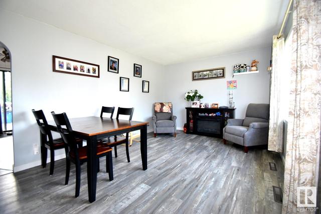 4813 51 Av, House detached with 3 bedrooms, 1 bathrooms and null parking in Kitscoty AB | Image 2
