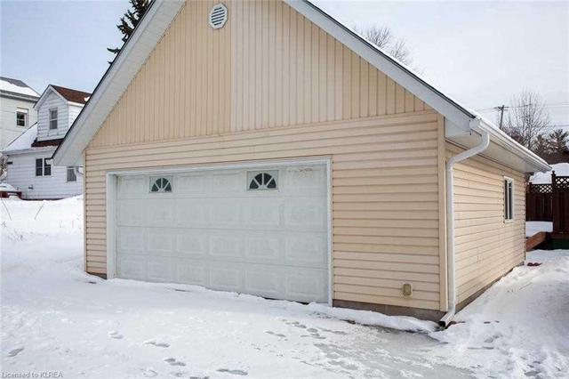 135 Colborne St, House detached with 2 bedrooms, 2 bathrooms and 5 parking in Kawartha Lakes ON | Image 3