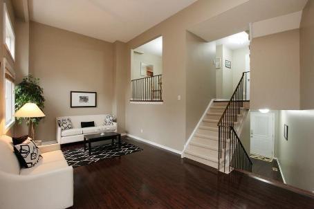 79 Foster Cres, Townhouse with 3 bedrooms, 2 bathrooms and 2 parking in Brampton ON | Image 2