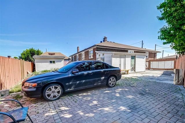 8 Chateau Crt, House semidetached with 3 bedrooms, 2 bathrooms and 7 parking in Toronto ON | Image 25