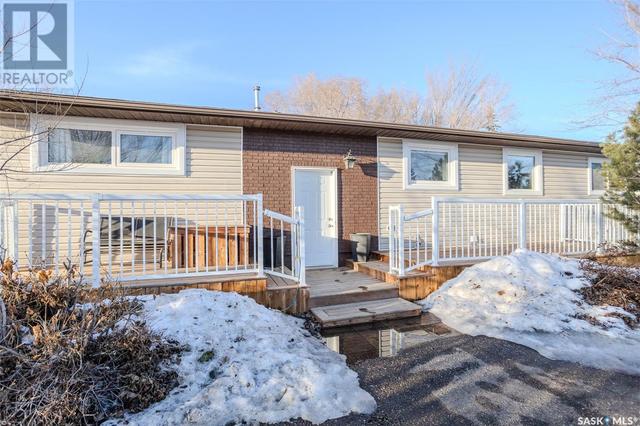 332 31st Street, House detached with 4 bedrooms, 2 bathrooms and null parking in Battleford SK | Image 2