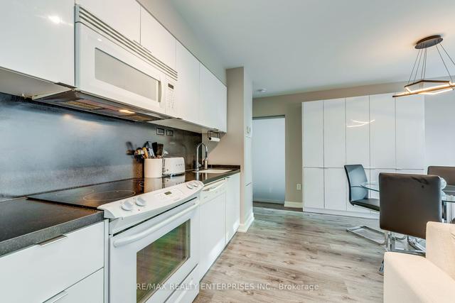 232 - 15 Iceboat Terr, Condo with 2 bedrooms, 2 bathrooms and 0 parking in Toronto ON | Image 3