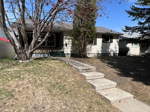 4018 47 Street, House detached with 3 bedrooms, 1 bathrooms and 1 parking in Red Deer AB | Card Image