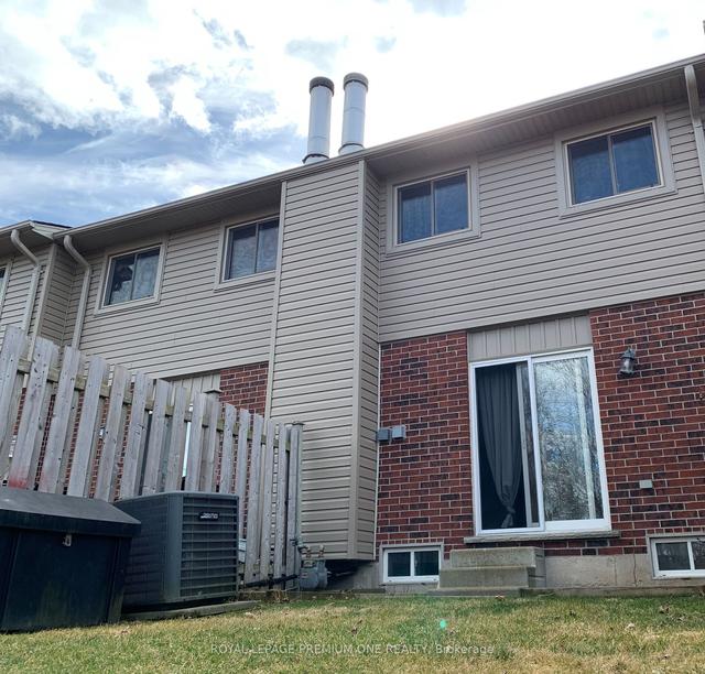 151 Brantwood Park Rd, Townhouse with 3 bedrooms, 2 bathrooms and 1 parking in Brantford ON | Image 10