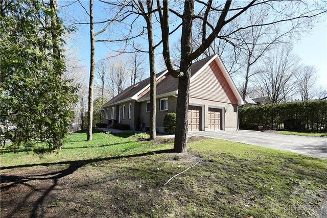 20 Whitemarl Drive, House detached with 5 bedrooms, 4 bathrooms and 4 parking in Ottawa ON | Image 2