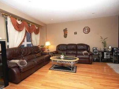 10 Jewel Cres, House semidetached with 3 bedrooms, 4 bathrooms and 3 parking in Brampton ON | Image 3