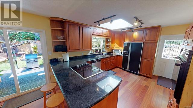 711 Carr Blvd, House detached with 5 bedrooms, 3 bathrooms and 8 parking in Nanaimo B BC | Card Image