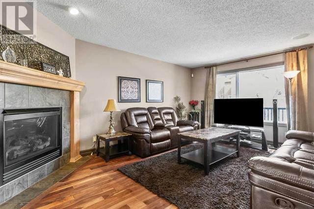 84 Everbrook Drive Sw, House detached with 3 bedrooms, 2 bathrooms and 4 parking in Calgary AB | Image 7