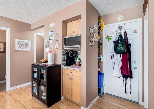 113 Royal Oak Gardens Nw, Home with 3 bedrooms, 1 bathrooms and 2 parking in Calgary AB | Image 6