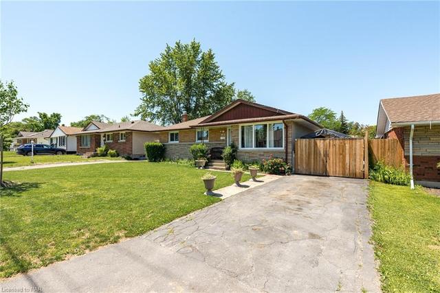 100 Jacobson Avenue, House detached with 3 bedrooms, 1 bathrooms and null parking in St. Catharines ON | Image 3