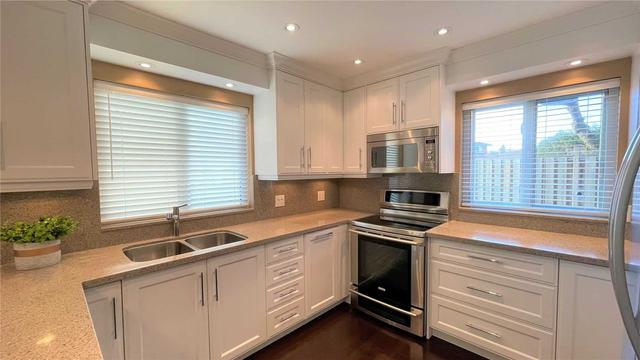 7 Hoseyhill Cres, House detached with 5 bedrooms, 3 bathrooms and 4 parking in Toronto ON | Image 2